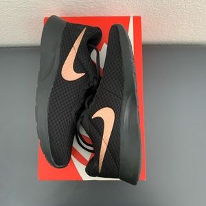 Nike Tanjun Sneaker (black /rose gold)